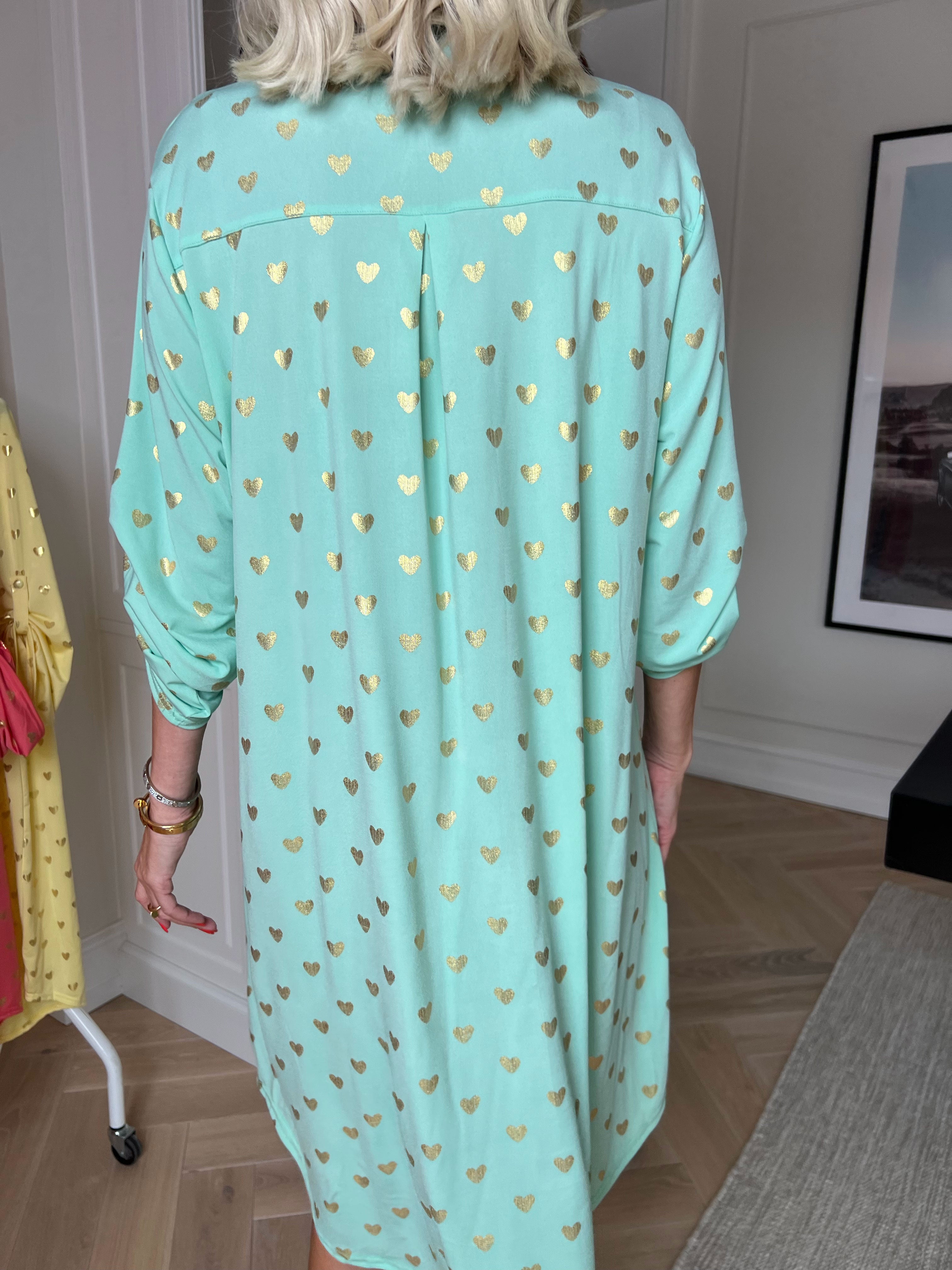 Ebba Gold Heart - Elastisk plus size kjole med guld hjerte detaljer